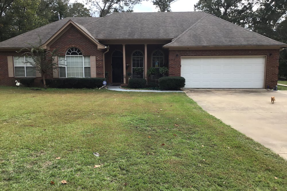 Benton House | Charming 3-bedroom 2.5 bath house in pleasant Yazoo City with plenty of space