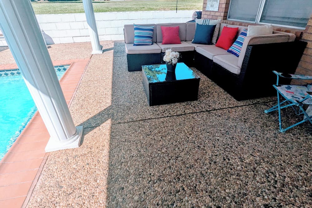 Silsbee House | Private Relaxing Escape - Cozy Jet Tub