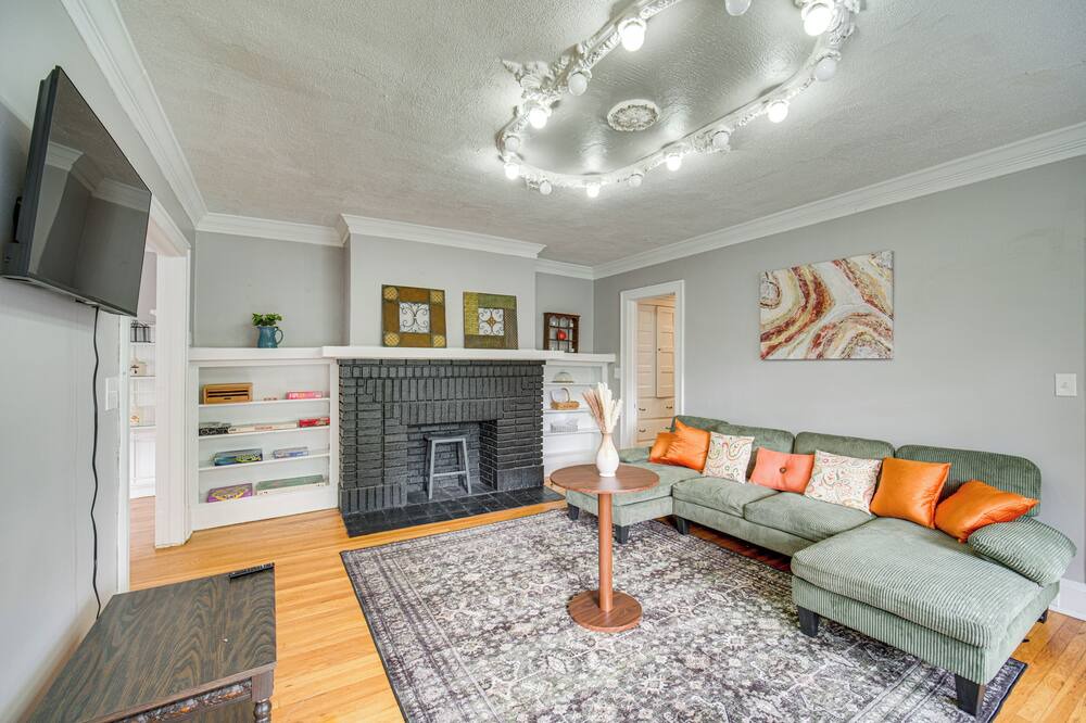 Cleveland Apartment | Deck, Pool Table! Walkable Cleveland Heights Apt