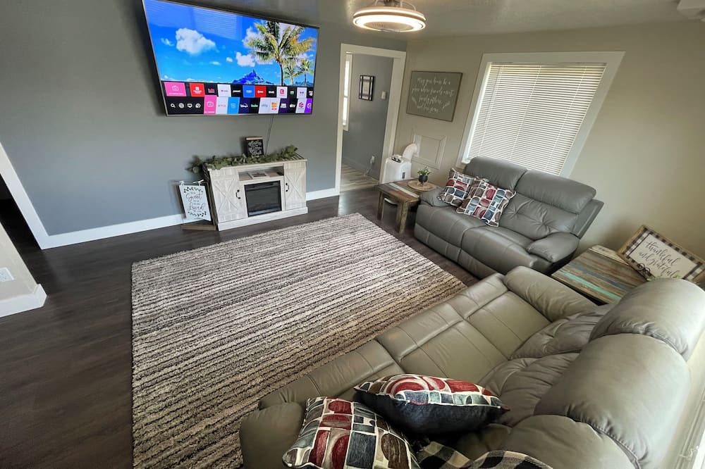 Orangeville House | Newly remodeled cozy 2-bedroom bungalow in Orangeville with central heat and A/C