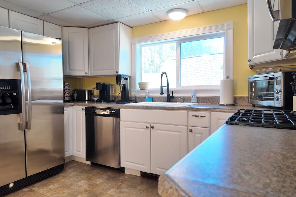 Concord Apartment | Clean Central Spacious Top Unit w/Laundry