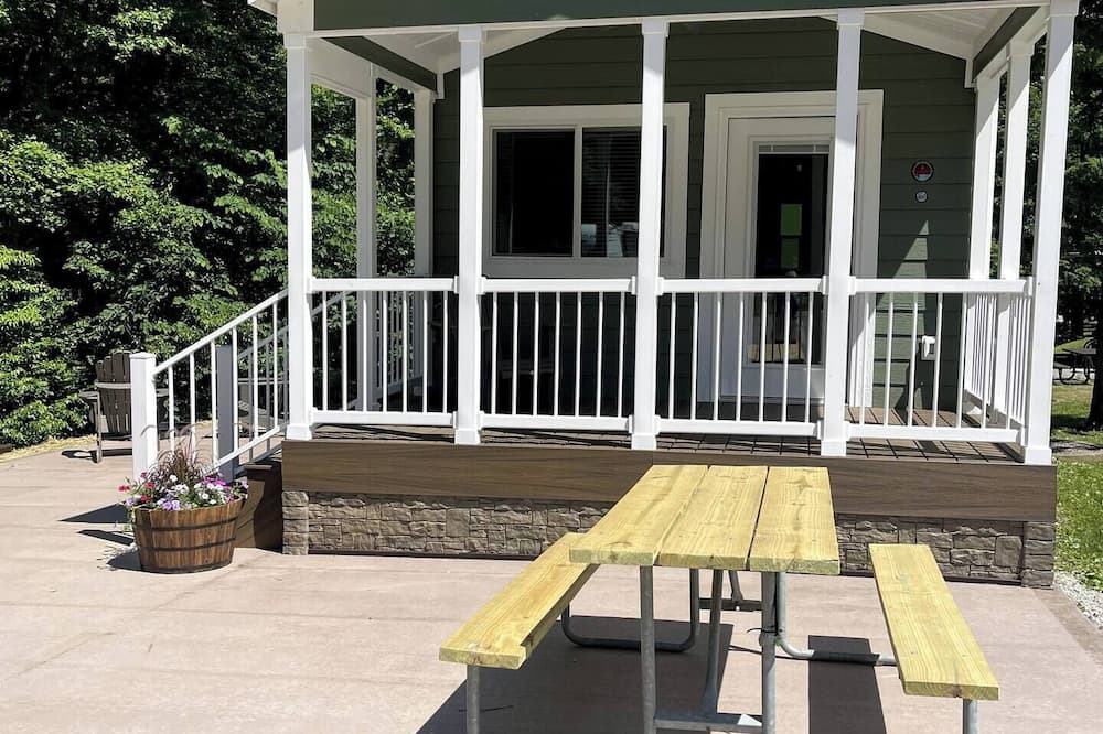 London House | This house is a 2 bedroom(s), 1 bathrooms, located in London, KY.