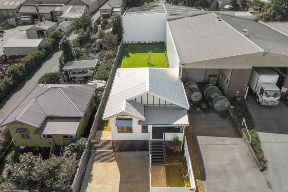 North Toowoomba House | Stylish Retreat: Garden Oasis