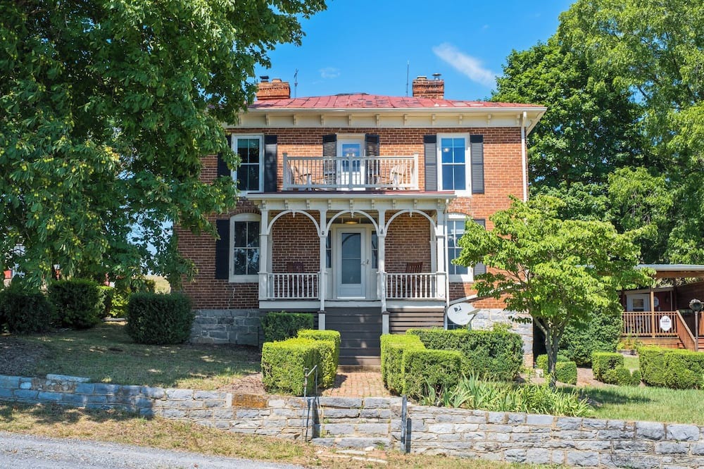 Linville Other | Tranquil 4-bedroom farmhouse in Linville with AC, WiFi. Enjoy the serenity