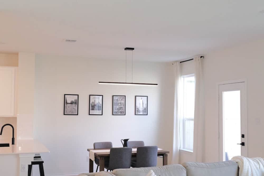 Manor House | Manor Vacation Rental w/Yard: 15 Miles to Austin!