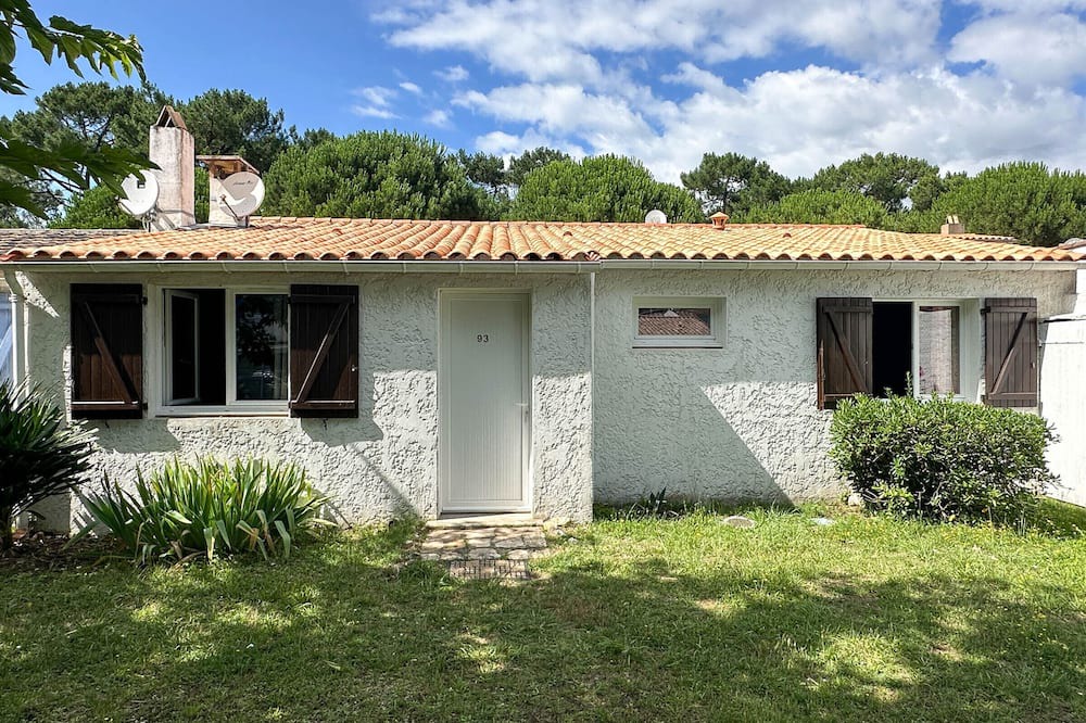La Palmyre House | Renovated 2BR Villa near Beach & Shops - La Palmyre