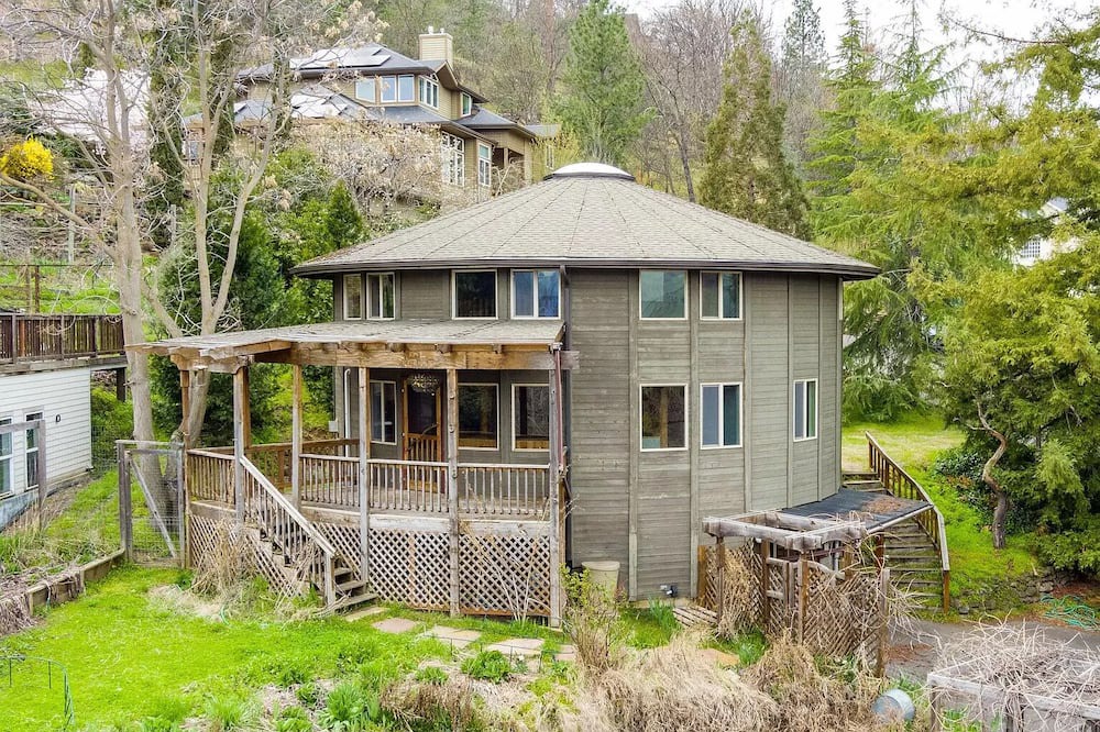 Skidmore Academy Historic District House | Monthly Rental Circular House blocks to Downtown & Oregon Shakespeare Festival