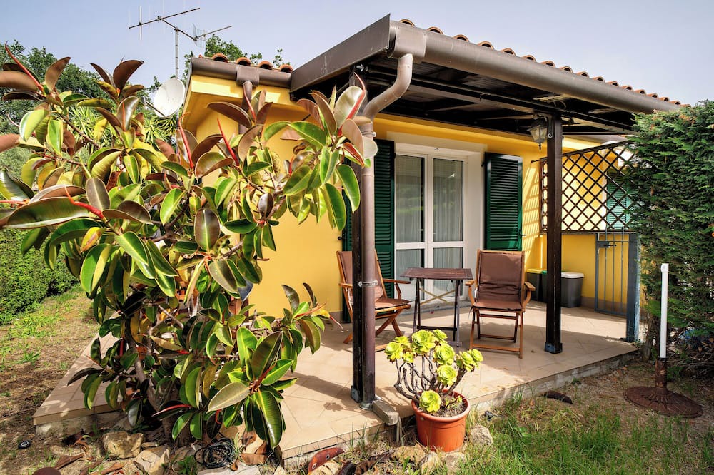 San Bartolomeo al Mare Villa | Villa 'Pairola' with Sea View, Private Garden and Air Conditioning