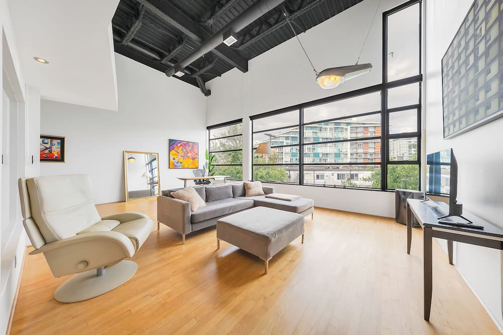 Southeast False Creek Apartment | D25 - Large 1 bedroom 2 bathroom in Mount Pleasant