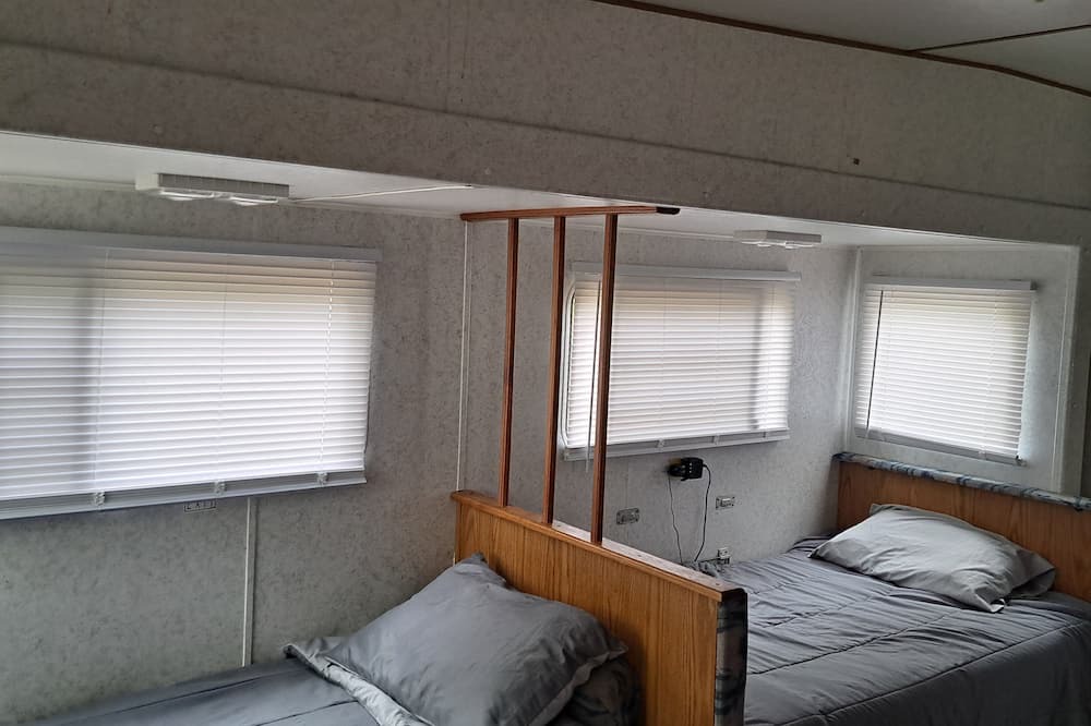 Cloquet RV Rental | Jayco n1 queen 2 doubles lots of living space AC furnace wifi 2tvs fridge stove