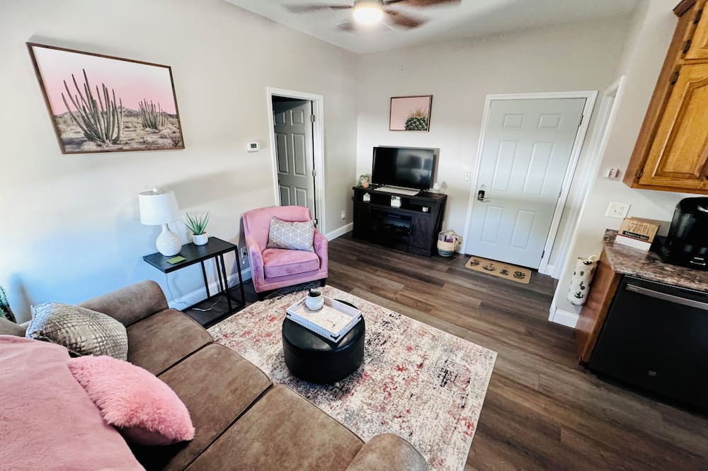 Moweaqua Apartment | Cozy 1-bedroom apartment with Fast WiFi, AC in Peaceful Moweaqua - Hidden Gem