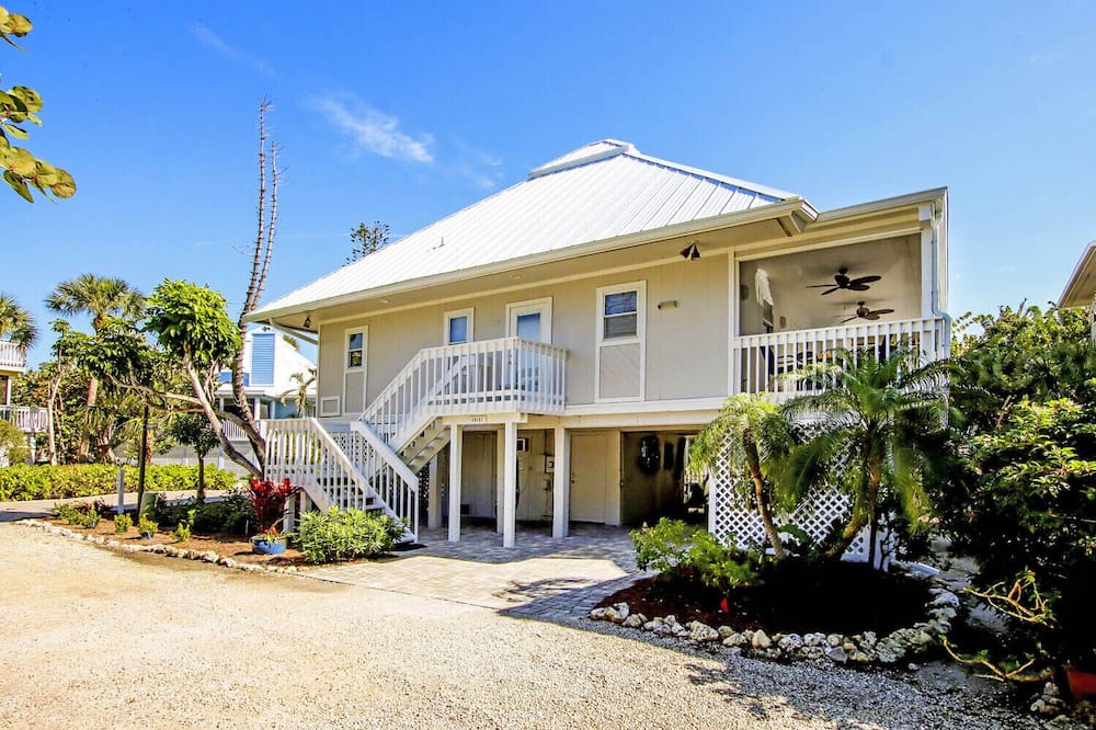 Captiva House | Sunset Captiva 38 - Short walk to beach, pool, dock in Village area of Island