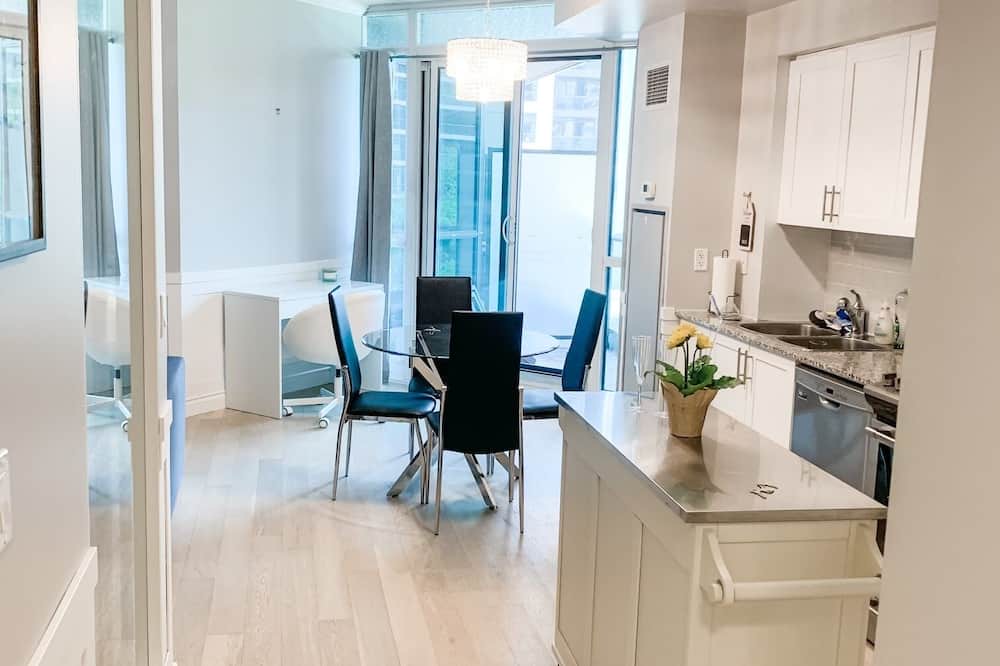 Bathurst Quay Condo | Luxury Waterfront Downtown Condo w/Pool & Parking