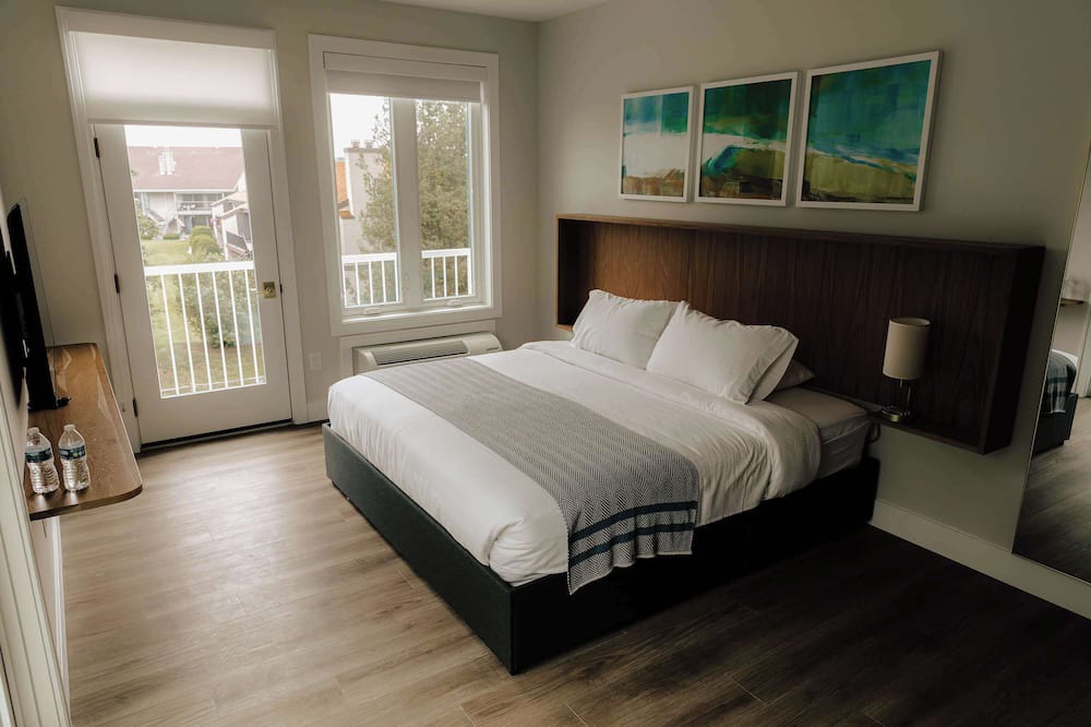 Elk Rapids Apartment | Guestroom - 1 King Su
