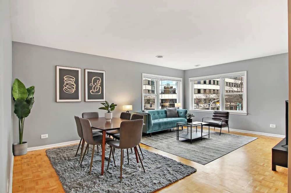 Evanston Apartment | 3BR/2BA Tranquil Apt in Prime Location