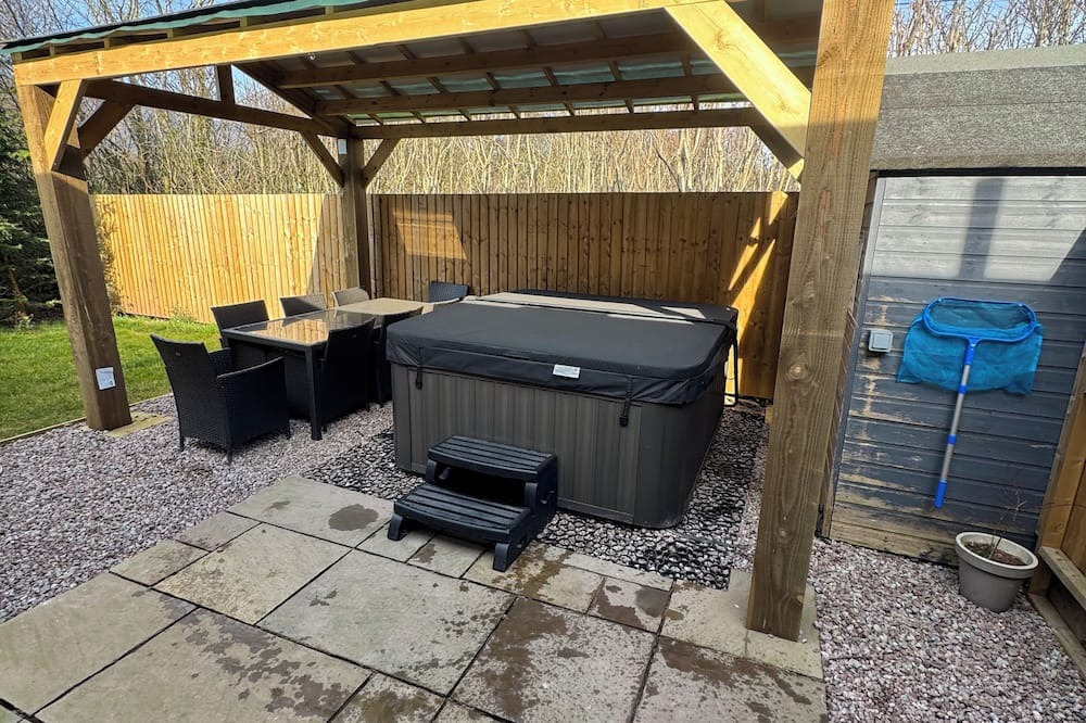 Longtown Apartment | Cosy modern apartment with private hot tub, family friendly, hiking trails.