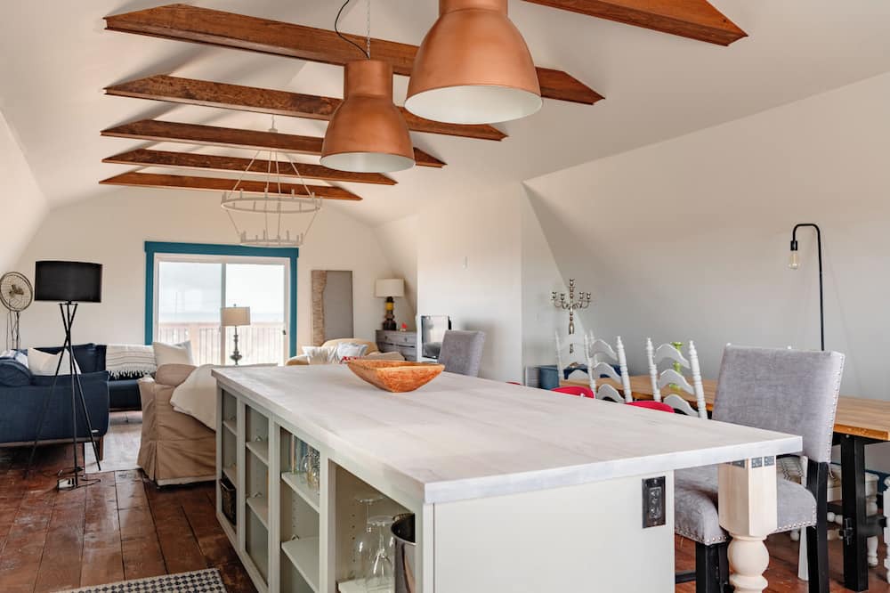 Port Maitland House | Newly Renovated Beach Barn 5 minute walk for wonderful Port Maitland beach