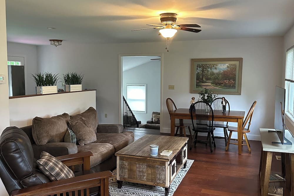 Gansevoort House | Saratoga Golf and Racetrack/Explor Lake George