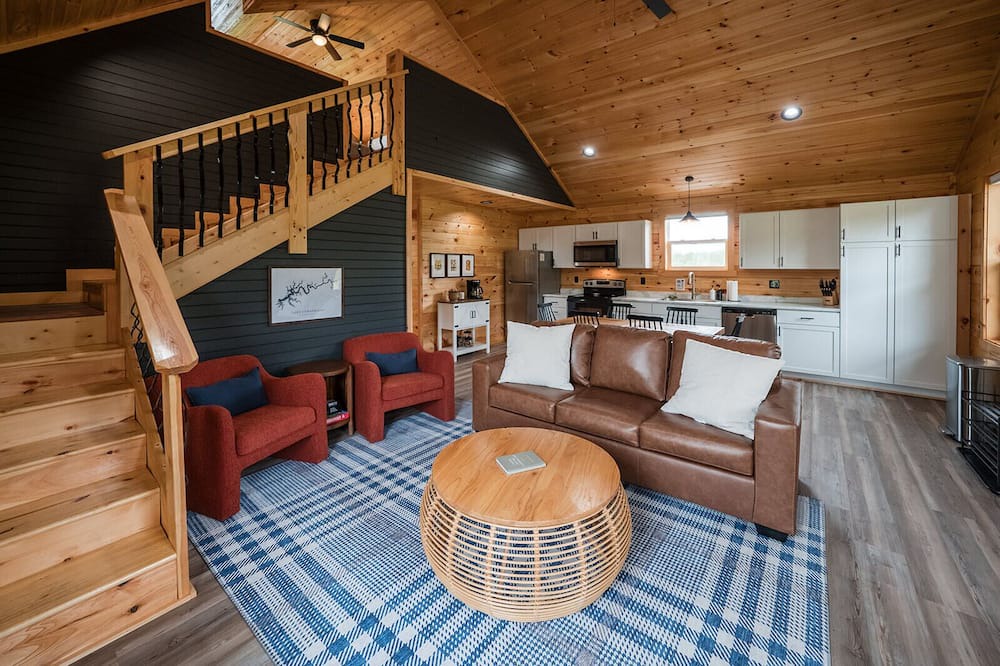 Jamestown Cabin | HOT TUB~Dog Friendly Cabin~Fishing~River boat ramp~20 Min to Lake Cumberland