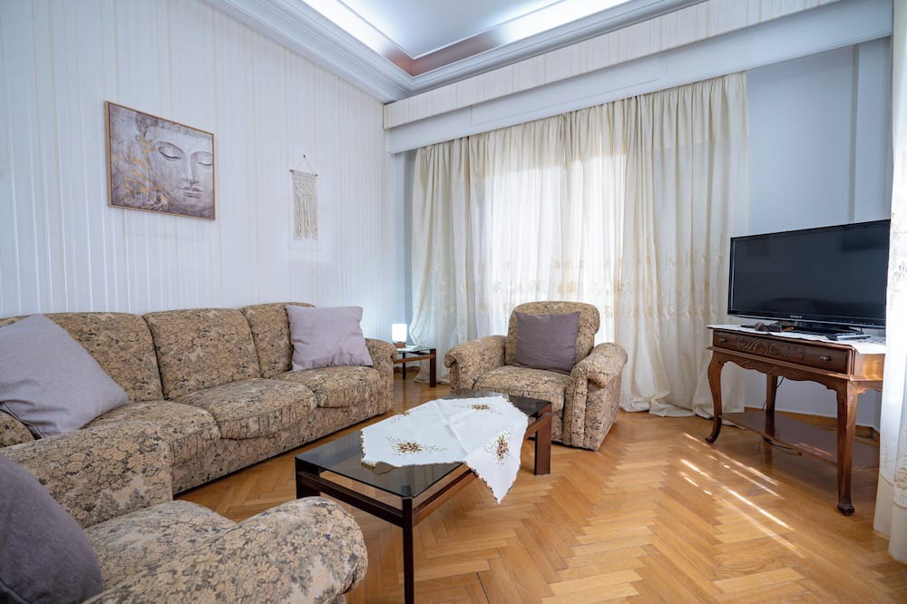 Irakleio Apartment | Retro 2-Bdrm House Near Metro in Heraklion by ΜΡS