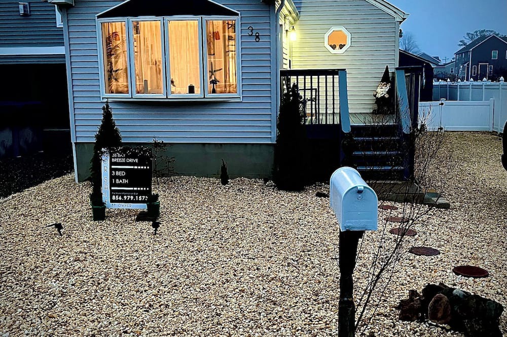 Osbornsville House | Charming 3-bedroom house with WiFi, AC in lovely Toms River