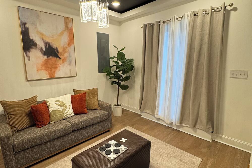 Downtown Baltimore House | Spacious 3BR, 3.5BA Home with Ensuite Bathrooms & Modern Comforts