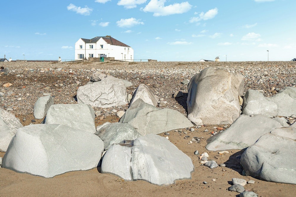 Dinas Dinlle Apartment | 2 bedroom accommodation in Caernarfon