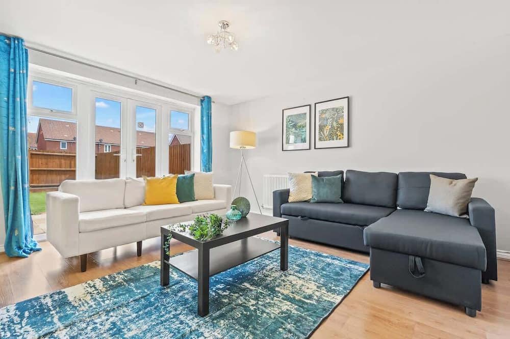 St Neots House | Stylish 4 Bedroom House in St Neots w Free Parking