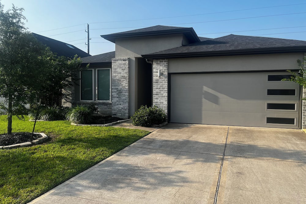 Katy House | Charming 3-bedroom house with Pool, WiFi and AC in delightful Katy