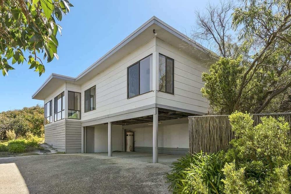 Moggs Creek House | Moggs View I Walk to Beach