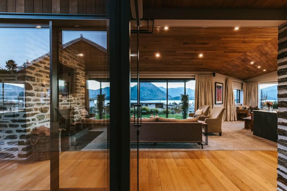 Wanaka House | Te Moana - Lake Views - Sleeps 7