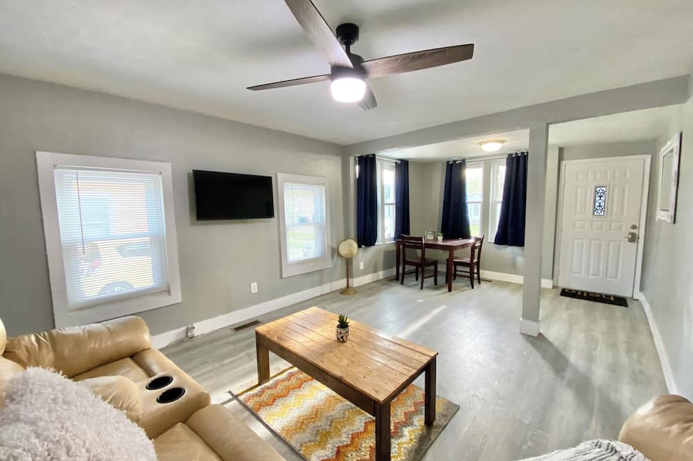 Herrin House | Seventeenth Street 2-bedroom 1 bath house with AC, WiFi in Herrin