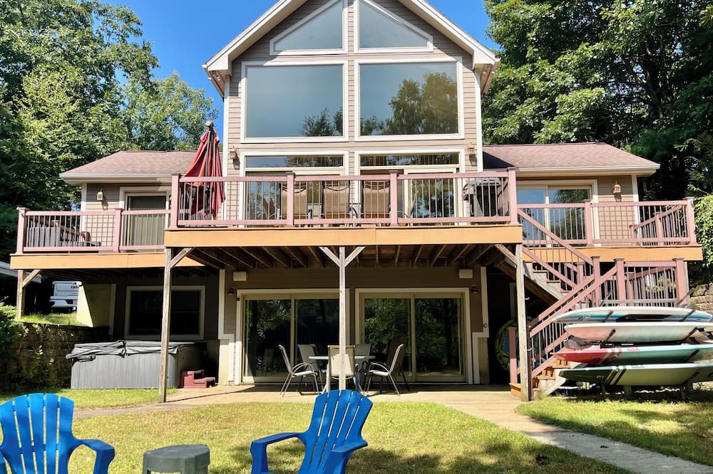 Sturbridge House | Lakeside Getaway! Gorgeous views! Sleeps 8+