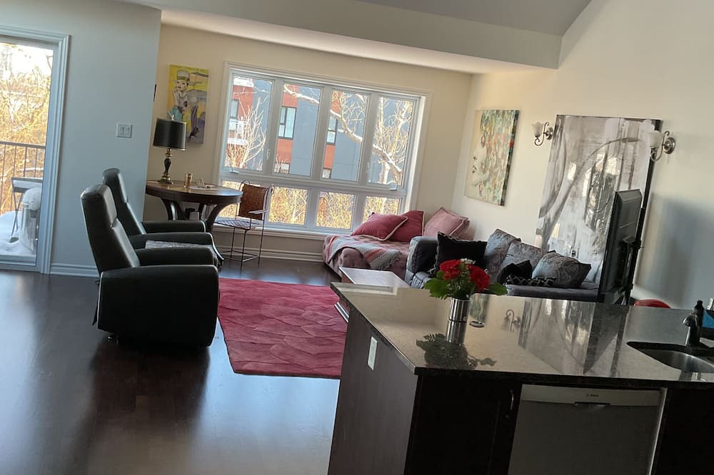 Aylmer House | Bella Vista Condo