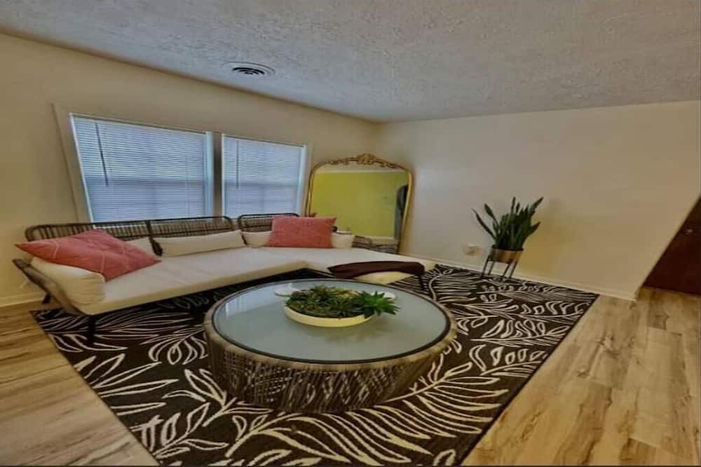Lansing House | Cozy Clean Convenient Casita