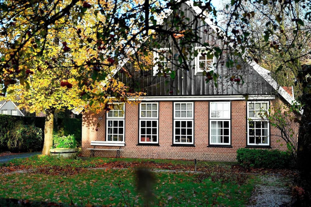Vriezenveen House | Luxury and rural holiday home in a cozy village