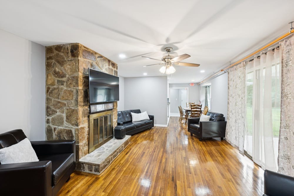 Newark House | NEW! 4BR Retreat Near Christiana Mall & UD | Game Room, Patio, Golf Course View