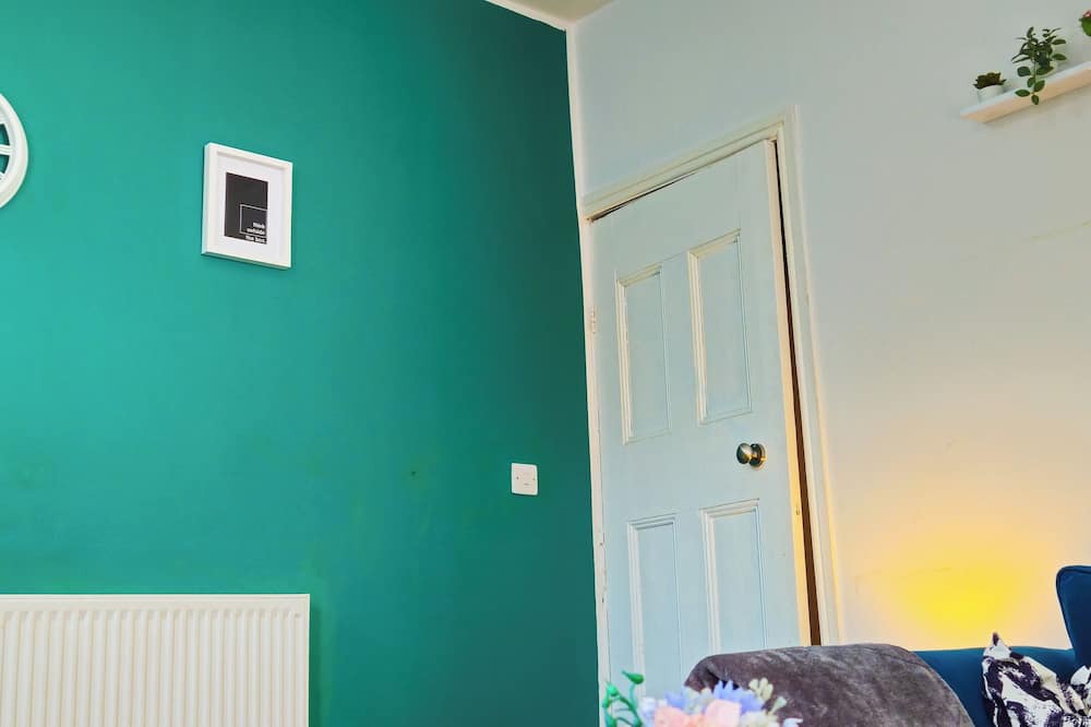 Derby House | Ivy Green House - Central,Wifi,Netflix,Sleeps 7 - Business and Family Friendly