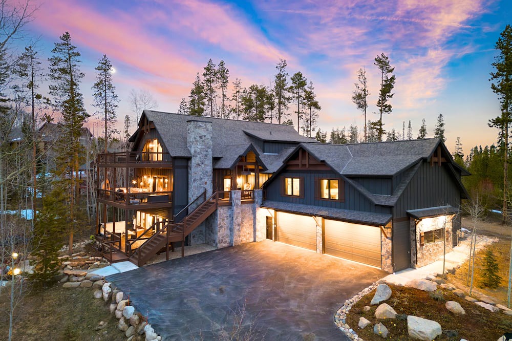 Elk Court Cabins House | Winterhaven Estate by AvantStay | Sleeps 19 Guests | Views, Firepit, Hot Tub