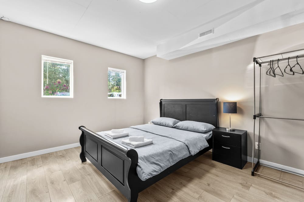 Surrey House | Cozy 2BR Suite Near White Rock Beach