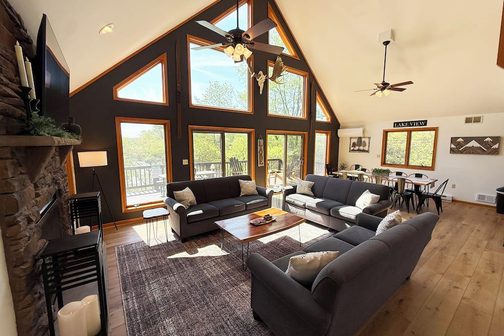 Albrightsville Ski Chalet | Lakeside Lookout Lodge - MASSIVE 6 BR Chalet w/Hot Tub Lake Beach Pool