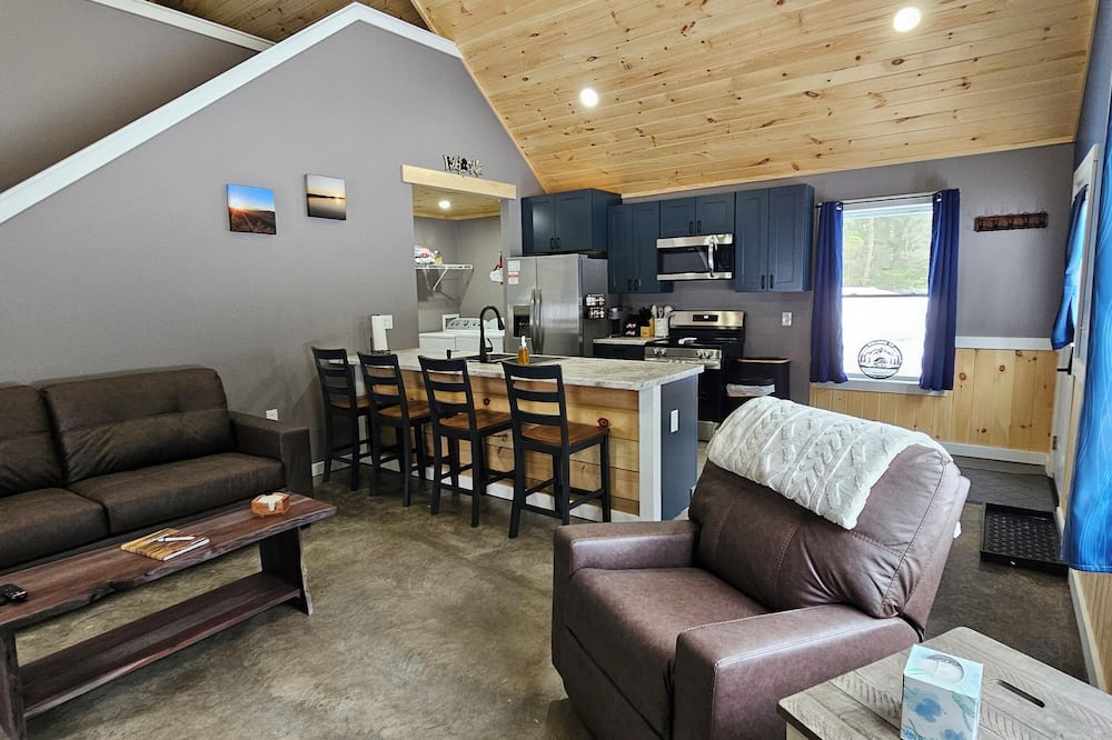 Owls Head Cabin | Private 2-bedroom cabin with WiFi in Owls Head