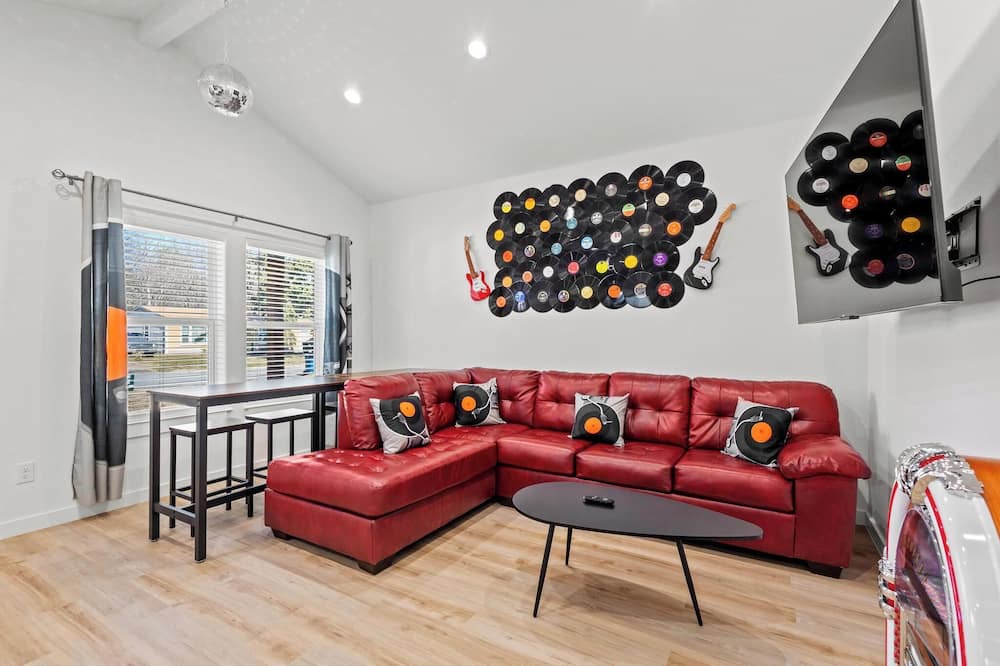 Denison House | The RockStar Retreat