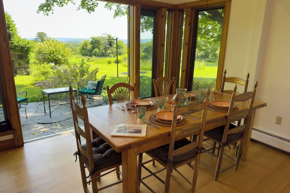 Shelburne Cabin | Summit Retreat:2BR/2Bath Rustic Beauty + Yoga Room