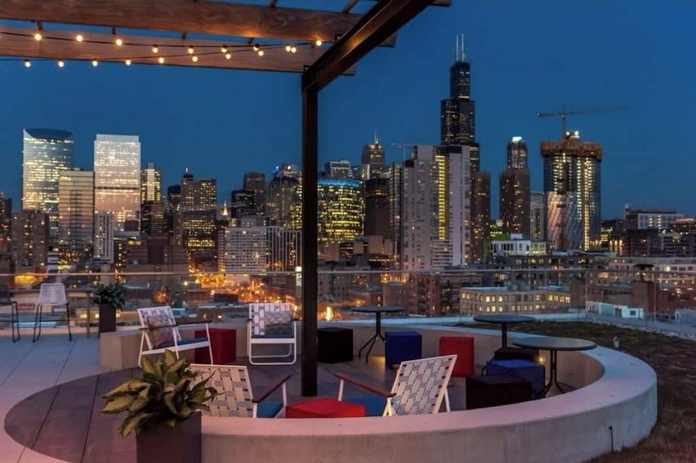 West Loop Apartment | West Loop Oasis