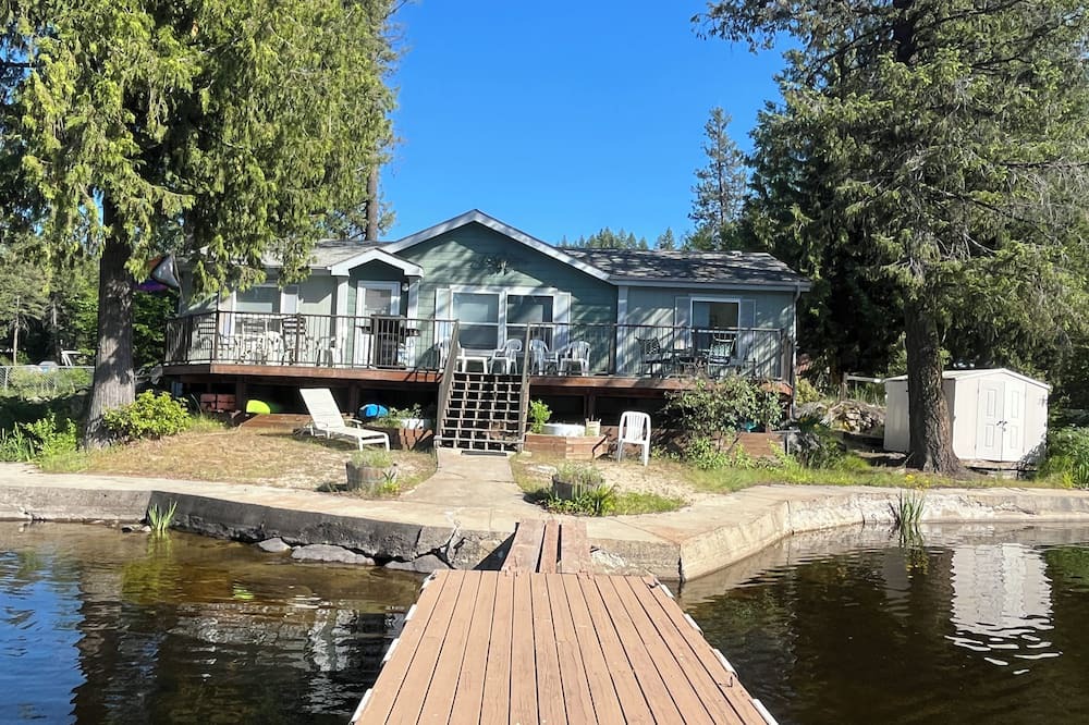Newport Cabin | 3-bedroom lakefront cabin with WiFi, AC and a private dock. Bring the family!