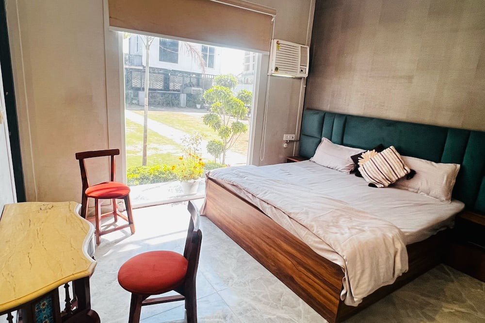 Noida House | Terrific 6-bedroom house in Noida