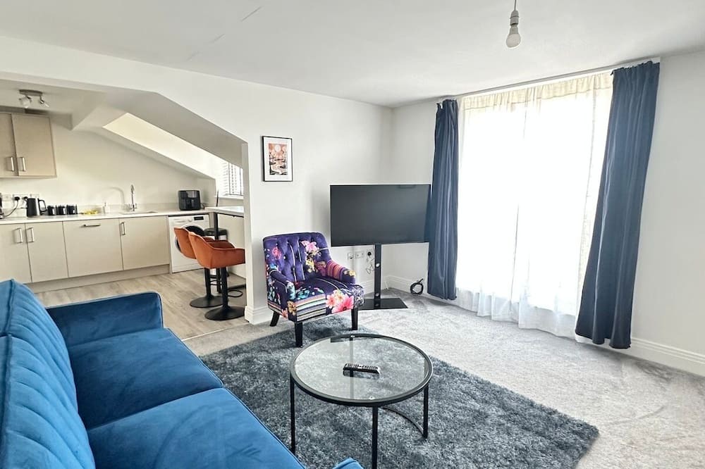 Woking Apartment | Woking Work Stay – 2 Beds + Park