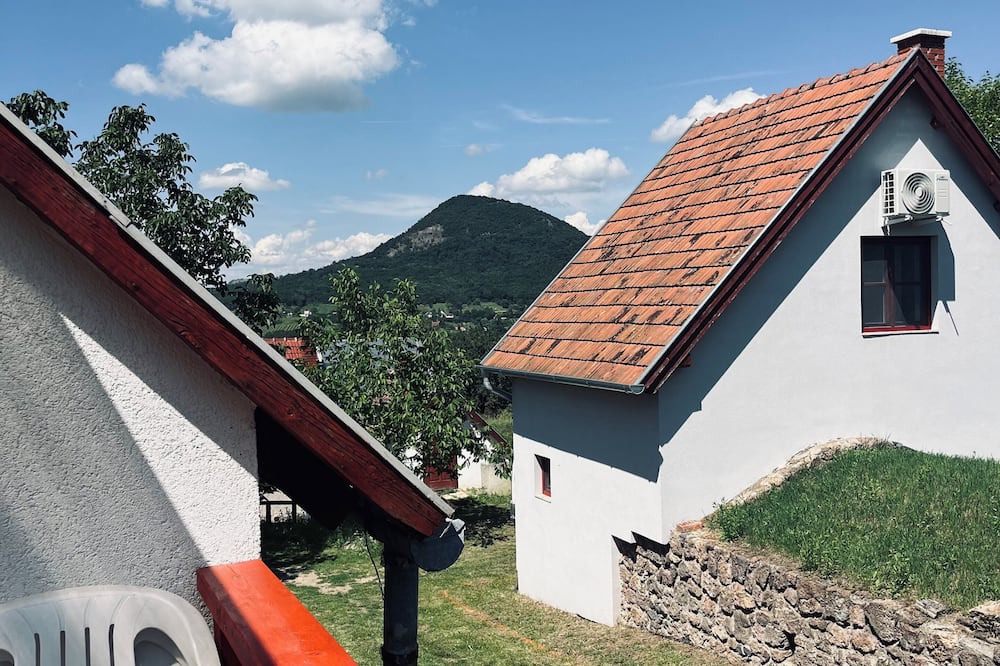 Nemesgulacs Cottage | Cosy one bedroom cottage with perfect views with AC close to Lake Balaton