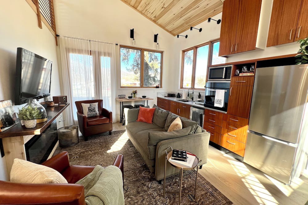 Paonia House | Modern Spacious Cosy Retreat in Downtown Paonia with Views